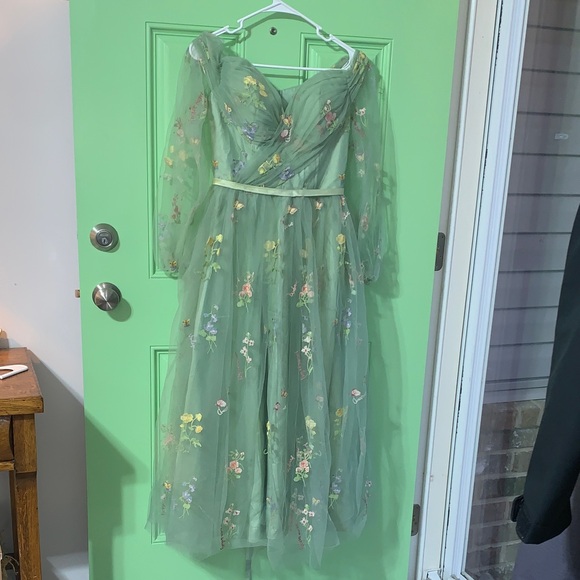 Dresses & Skirts - Floral Sage Green Dress - Women’s size 10